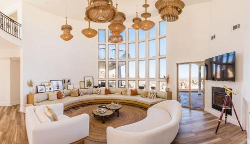 Yucca Valley House | Casa Blanca by Fieldtrip - Boulder Estate with Hot Tub Soaking Pool Outdoor Shower