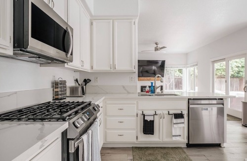 Sacramento House | Casa de Panda - 4-bedroom house with heated pool