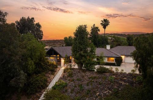 Temecula House | Casa Verde Wine Country Estate w Pickleball Casita