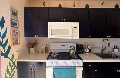 Golden Hill Apartment | Casita Violeta | Local Art, Local History, Local Living