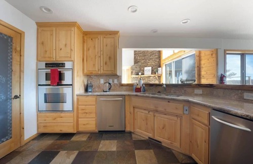 Castle Glen Estates House | Castle Rock. Spa, BBQ, and the Best Views. AC