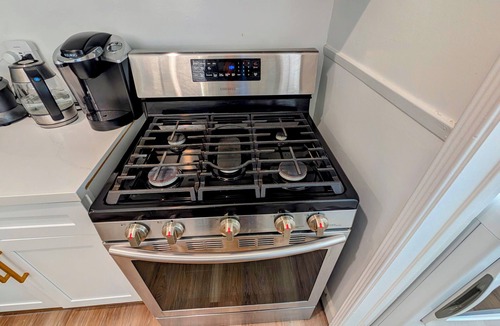 Inglewood House | Central 2BR 1 Bath House - 10 min to Beach, Sofi, & Restaurants