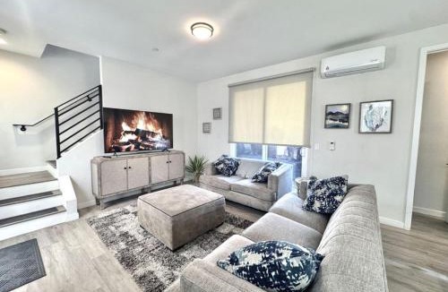 City Heights Apartment | Central Townhome 1 King 2 Queen Beds Zoo DT North Park