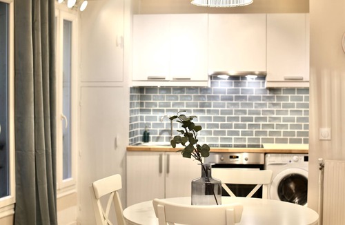 Saint-Vincent-de-Paul Apartment | Centric and spring flat!