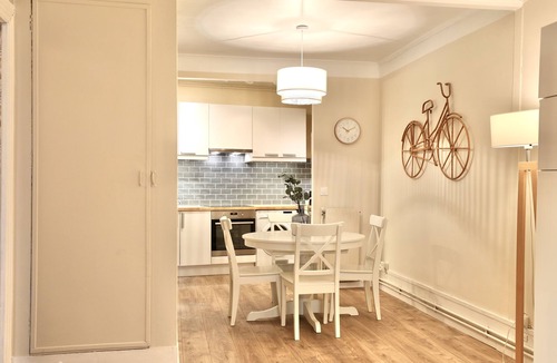 Saint-Vincent-de-Paul Apartment | Centric and spring flat!