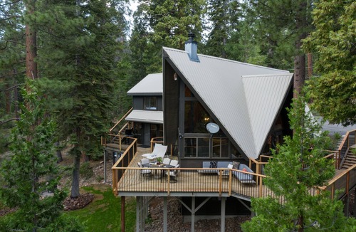 Carnelian Bay Ski Chalet | Chalet-Style w/Hot Tub + Theater Room + Pool Table | Mins to Lake | Timberline