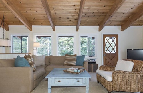 Chamberlands House | Chamberlands Elevated * Updated * Clean & Fresh * Private Pool, Beach & Tennis