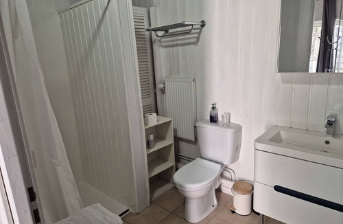 Crest Bed & Breakfast | Chambre Selena courtyard view
