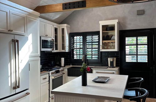Van Nuys Cottage | Charming 1-bedroom cottage in lovely Van Nuys with WiFi, AC.
