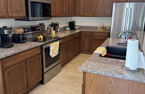 Oakwood House | Charming 2 bed/2 bath home w/pool, WiFi, AC in Chandler gated community
