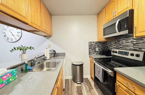North Highlands Condo | Charming 2-bedroom condo with AC and WiFi in lovely North Highlands