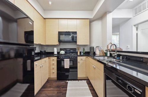 Del Rey Apartment | Charming 2-bedroom apartment with pool, jacuzzi and gym in Marina Del Rey!