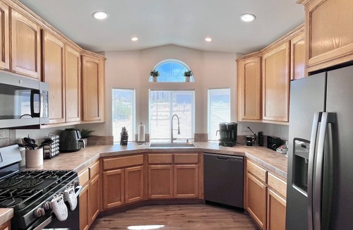 Joshua Tree House | Charming 3-bedroom house with Hot tub, AC and WiFi in awesome Joshua Tree!