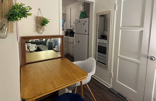 Greater Wilshire - Hancock Park Apartment | Charming apartment in vibrant Los Angeles