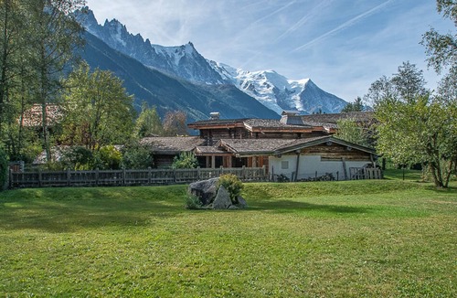 Les Tines Ski Chalet | Charming chalet in Chamonix with WiFi and private parking for 12 guests.