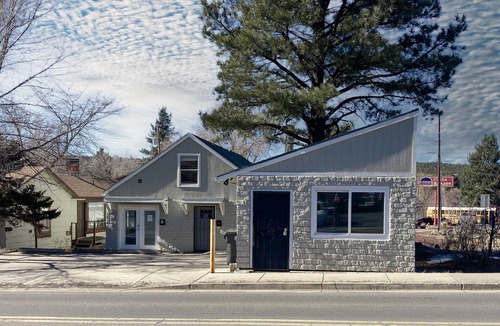 Flagstaff Apartment | Charming getaway with a well-equipped kitchenette - walk to downtown, shopping