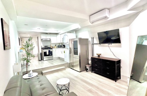 Van Nuys Apartment | Charming Glass-Front One Bedroom Spacious Living Free Parking