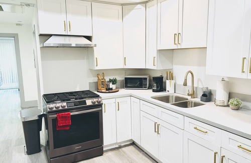 Van Nuys Apartment | Charming Glass-Front One Bedroom Spacious Living Free Parking
