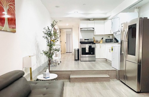 Van Nuys Apartment | Charming Glass-Front One Bedroom Spacious Living Free Parking