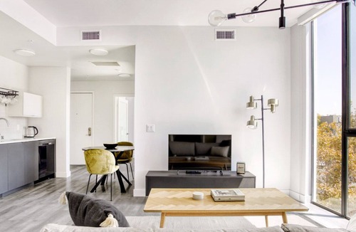 Melrose Apartment | Charming Hollywood 2BR w/Roof & BBQ, nr Melrose/Fairfax, by Blueground