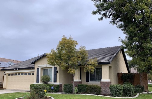 Greenacres House | *Charming home, large beds/TV, garage parking*