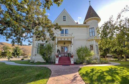 Salinas House | Charming King Suite Historic Mansion Near Monterey