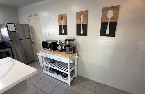 Prescott House | Charming Mid-Century Modern 2 BR Steps to Dining, Coffee, Trails & YRMC Hospital