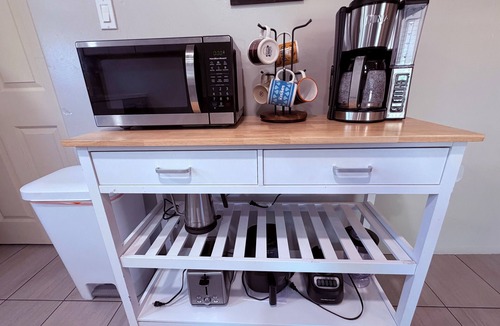 Prescott House | Charming Mid-Century Modern 2 BR Steps to Dining, Coffee, Trails & YRMC Hospital