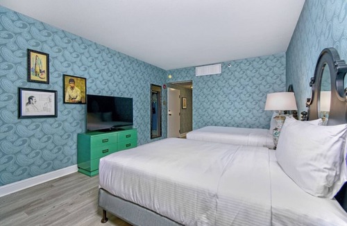 Downtown San Francisco Hotel | Charming Room with Pool Access, Fireplace & Free Breakfast in San Francisco