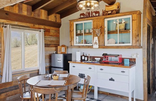 Iron Springs Cabin | Charming rustic 1 bedroom cabin