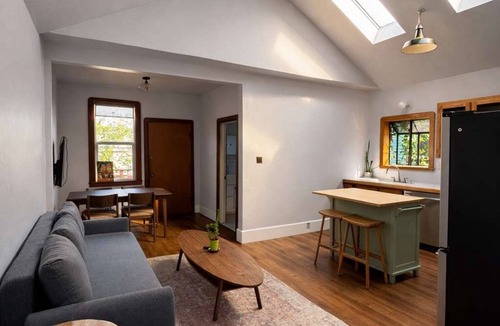 Golden Gate Apartment | Charming Vintage 2BR Apartment in Oakland