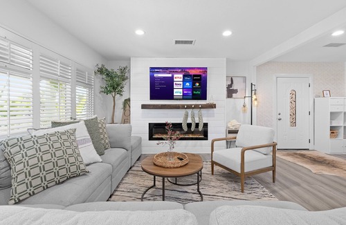 Midway City House | Cheerful and Cozy Home in heart of Orange County , 5 mins Disneyland and Beaches