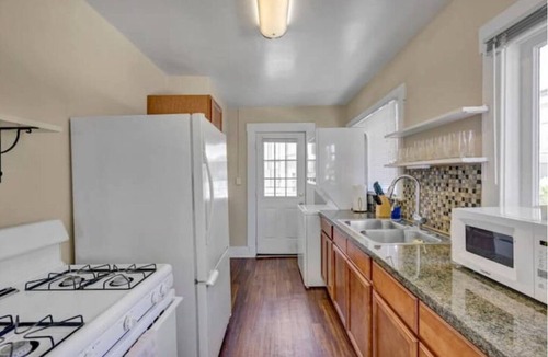 Eastside Cottage | Cheerful Cottage Close to Beach