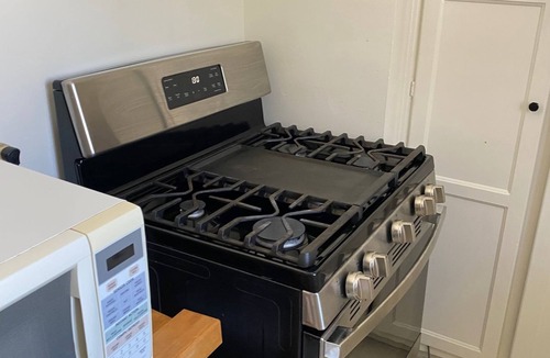 Beverly Hills Apartment | Chic 1-bedroom apartment in Beverly Hills WiFi, AC, walk to Cedars Sinai!
