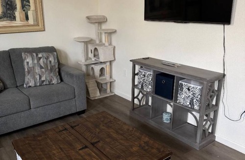 Discovery Bay Apartment | Chic 1-bedroom with two full bath, WiFi and AC in marvelous Discovery Bay