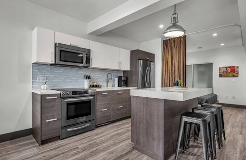 Historic Core Condo | Chic DTLA Condo with Rooftop Views and Sky Lounge