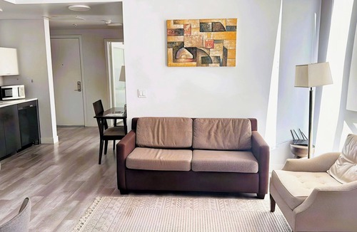 Fairfax District Apartment | Chic Hollywood 2BR Exclusive Residence: Complimentary AC, WiFi & Parking