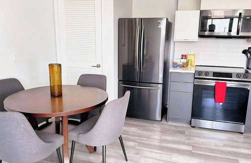 Fairfax District Apartment | Chic Hollywood 2BR Exclusive Residence: Complimentary AC, WiFi & Parking