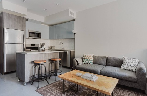 Mid-Wilshire Apartment | Chic Mid-Wilshire Studio w/Pool & Spa, nr Shops & Dining, by Blueground