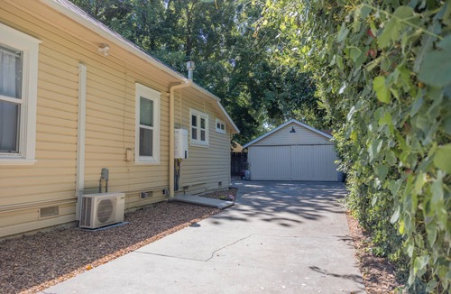 Chico House | Chico Charmer ~Near Chico State University & Downtown Chico-Pet Friendly