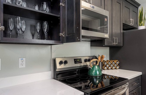 Roosevelt House | Chique-2 bedroom duplex with fenced backyard close to Stanford Hospitals