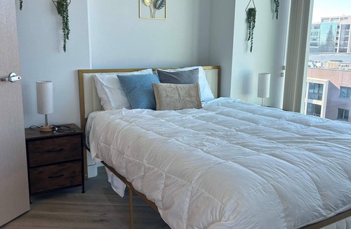 Los Angeles Apartment | City View Escape 2 Bd Apt in Koreatown Free Park