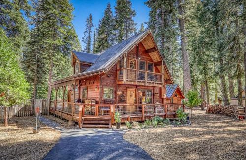 Tahoe Pines House | Classic Cabin in the Pines by Tahoe Getaways - Walk to Lake, Pet-Friendly 3 BR w Yard & Hot Tub!
