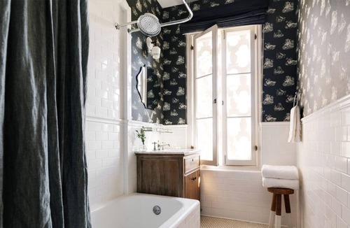 Wilshire Montana House | Classic Queen at Palihouse Santa Monica, Pets Are Welcome!
