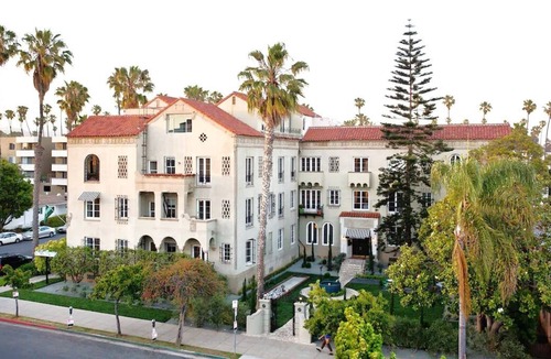 Wilshire Montana House | Classic Queen at Palihouse Santa Monica, Pets Are Welcome!