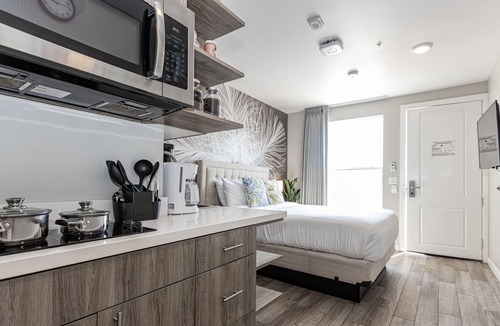 Midway District Apartment | Clean & Cozy Studio in the ❤️ of it All. WiFi + Cable,