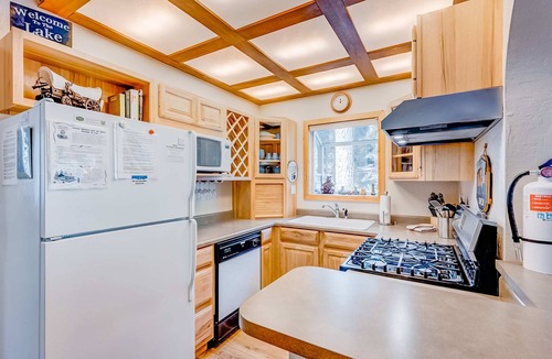 Tahoma Cabin | close to beach & skiing with grill, fireplace, deck, & W&D