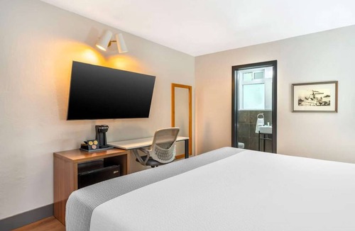Cow Hollow Hotel | Close to Golden Gate Bridge + Free Wi-Fi