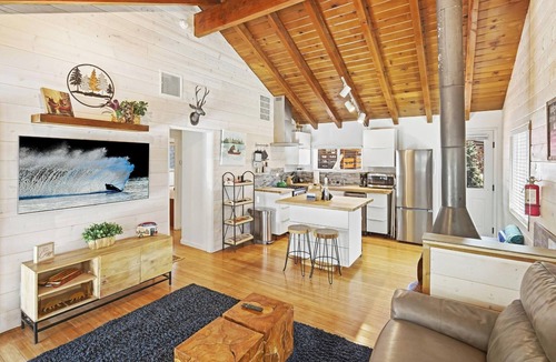 Big Bear Lake Cabin | Close to the Lake! Minutes to the Village! Hot Tub! BBQ! Tesla/EV Charger!