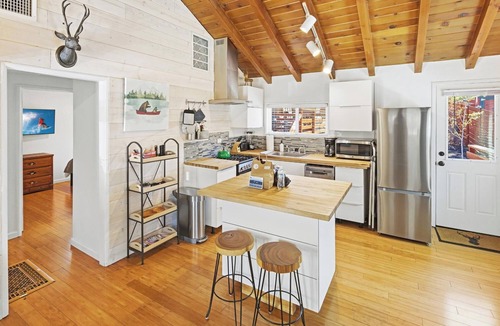 Big Bear Lake Cabin | Close to the Lake! Minutes to the Village! Hot Tub! BBQ! Tesla/EV Charger!